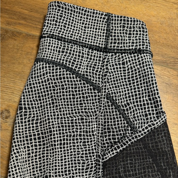 Lululemon Wild And Free Tight - size 6, 27" - Picture 7 of 11